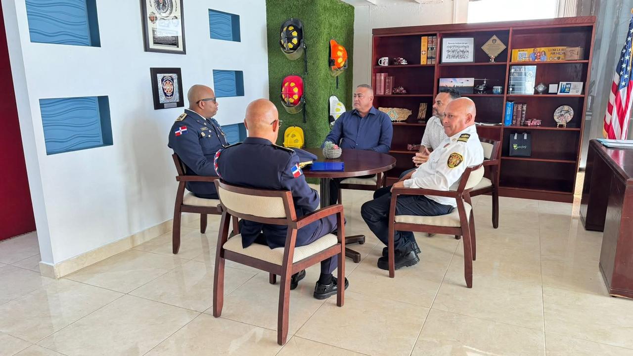 Intercambio de culturas entre bomberos de Puerto Rico y Santo Domingo Norte
